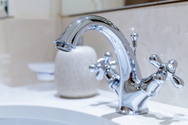 Essential guide to choosing and maintaining bathroom faucets